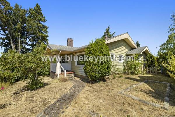 $2,295 / 2br - 2300ft2 - Fabulous Bungalow with 2 Beds, 1.5 Bathrooms, Basement and Large Yard63999453982083122