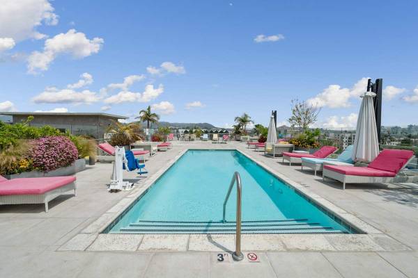 $3,795 / 1br - 987ft2 - Free Weights, Business Center, Efficient Appliances (111 N Louise St, Glendale, CA)63700977768705120