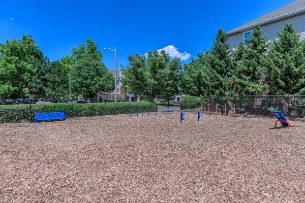 $2,380 / 2br - 990ft2 - 2 BD, Refrigerator, Public Parks Nearby (5901 Coverdale Way, Alexandria, VA)63896156933891122
