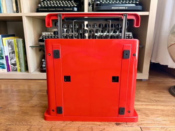 1971 Olivetti Valentine S Portable Typewriter | Case | Pica
