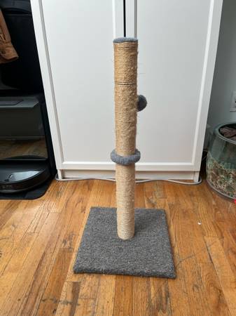 Cat scratching post 1