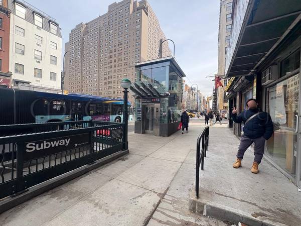 $7,500 / 315ft2 - Retail in front of Train Station with Glass Frontage, Bathroom, Baseme (Chelsea)63854289361153121