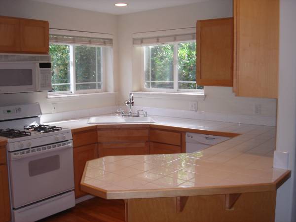$3,850 / 3br - $3,850 / 3br - Charming Eastlake Townhome with Views (Eastlake)63838110171395123