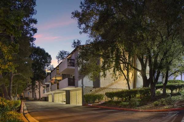 $2,784 / 1br - 1000ft2 - Relaxing Hot Tub, Carport Parking, Ceiling Fan (491 W Gainsborough Rd, Thousand Oaks, CA)63981243710339124