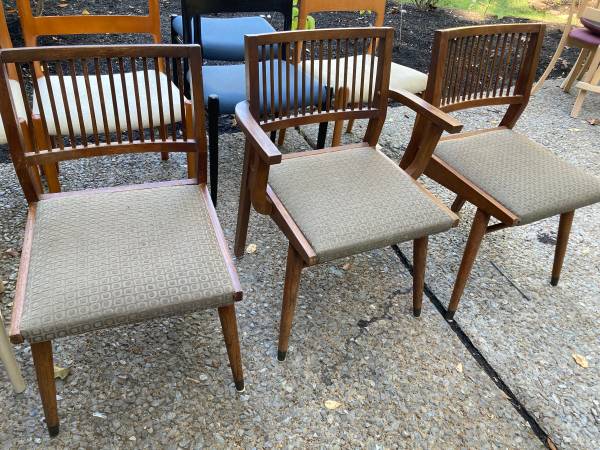 Sillas de madera de nogal de mediados de siglo de Holman Manufacturing Co - $100 (MEMPHIS)62925990635649121