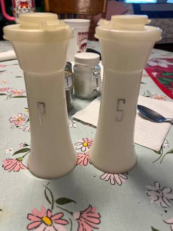 Salt and pepper shakers (vintage) 1
