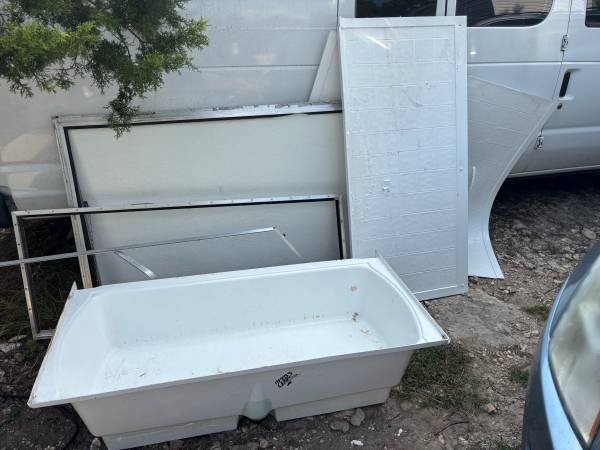Free mobile home bathtub and panels 1