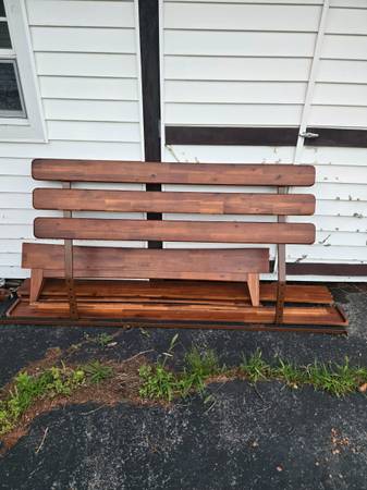 Bedframe, queen 1