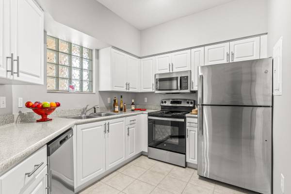 $2,195 / 2br - NO HOA and not strict on credit 1/1 and 2/2 available NOW (West Palm Beach)64049281163651120