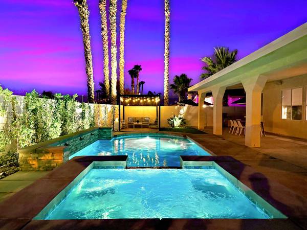1 Palm Luxe Estate: Luxury Desert Retreat with Pool 1