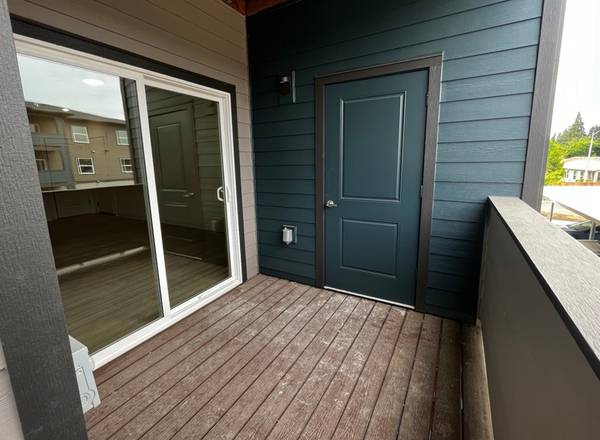 $1,695 / 2br - AMPLIO INTERIOR DE ALTA GAMA - Gimnasio en el lugar + Actualizado y admitido para mascotas (Salem - Center Street)63660444320513122