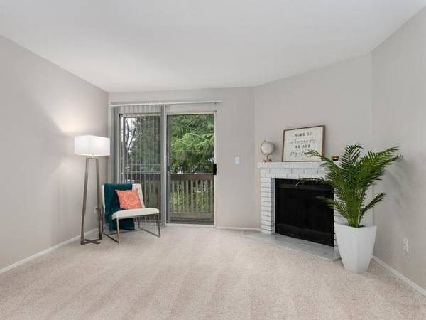 $2,125 / 2br - 910ft2 - Rare Opportunity: 2 BR/2 BA with Comfortable Courtyard (Federal Way)63862286995329121