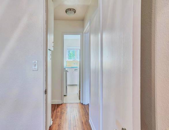 $1,350 / 1br - AHORRA $300 - Estacionamiento amplio + Pisos de madera dura - Se aceptan mascotas (Distrito Hawthorne)63820795831041123