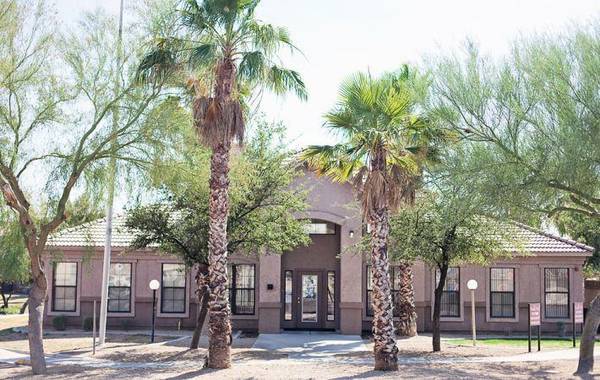 $1,279 / 3br - Walk-in closets, Dual-Paned Windows w/ Blinds, Swimming Pool (Avondale AZ.)64024990966530123