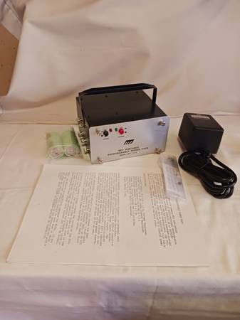MFJ-4114 Regulated 13.8VDC 1.2A Portable Power Supply 1