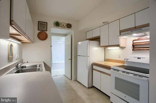 $1,350 / 1br - 806ft2 - Enjoy the fall evenings relaxing in your private courtyard! (Harrisburg)64009994077185124
