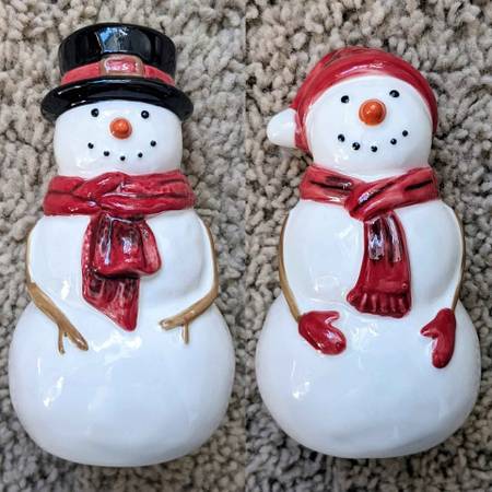 NEW Christmas themed Yuletide ceramic snowman salt & pepper shaker set 1