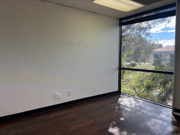 $750 Small Office/Window/Free Month (Mission Valley)63932990567554122