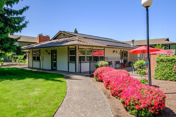 $1,320 / 1br - 652ft2 - Pool, Carport, Refrigerator, Dishwasher (Sheldon/Coburg Rd.)63373573269889121