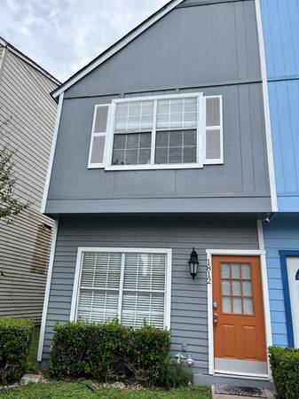 Shared Townhome. Renting Master bedroom with private bathroom and walk 1