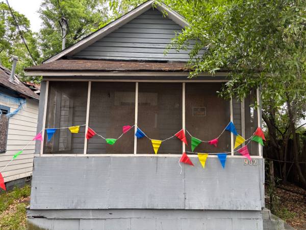 Investor Special - 1 Bed / 1 Bath Fixer-Upper. Immediate equity. 1