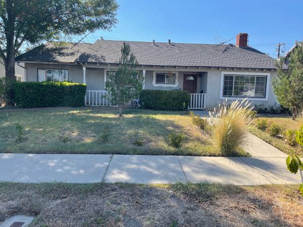$5,990 / 7 habitaciones - 2402 pies cuadrados - 7 dormitorios 2 baños. Familias grandes, o para uso en centros de cuidado. (10401 Havenhurst Ave Granada Hills)63701074258179120
