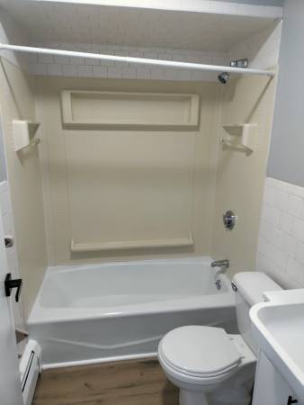 $1,100 / 1br - 740ft2 - THE OCEAN&SANDY BEACH AT YOUR DOOR, JUST REMODELED***INCLUDES HEAT*** (warwick)64002828018435124