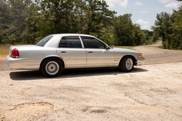 Ford Crown Victoria - $4,500 (Neighborhood)63470431996289121
