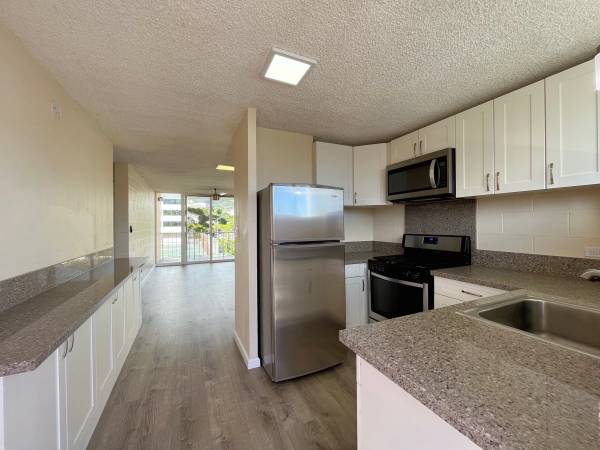 ✨ Freshly Renovated 2BR in Punahou – Prime Location! 🌴 1