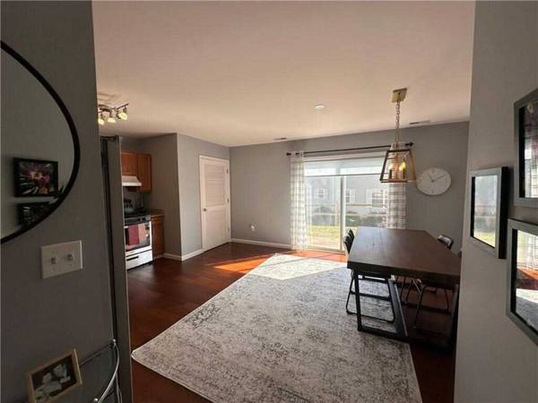 $2,000 / 2br - 1228ft2 - Bright & Updated Townhome in Private Windsor Crest Community (New Windsor)64035737022593123