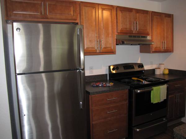 2 bed 2 bath renovated unit w/ custom oak cabinets, washer/dryer, etc. 1