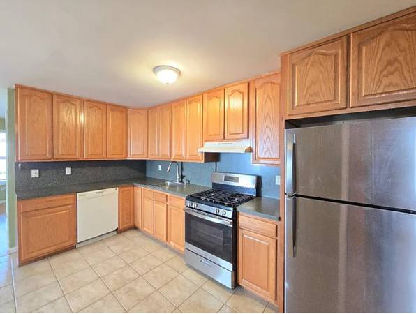 $3,200 / 3br - 1500ft2 - 3 bedrooms 2 baths fully renovated plus parking and backyard basement (Staten Island)63854384145155122