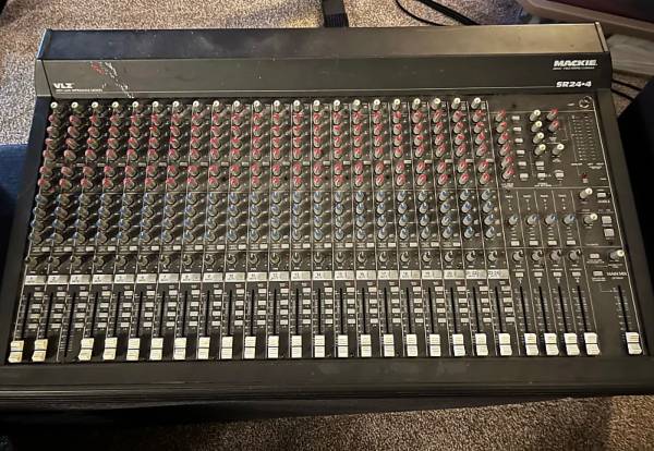 Mackie 24x4x2 4bus Mixer 1