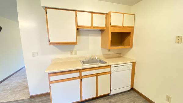 $1650.00 / 2br - 2 Bed and 1 Bath (First Floor) Avail NOW Seniors 50 or Older  $1650/ M62952588010497124