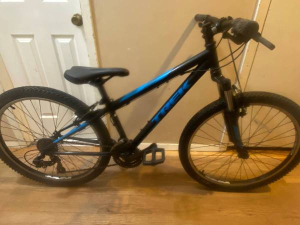 21 Speed TREK 820 Mountain Bicycle 13 inch frame. Blk 1