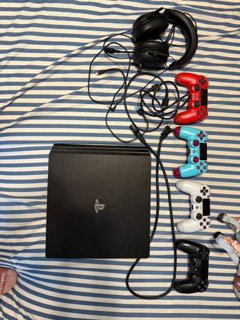 PlayStation 4 Slim Bundle – 4 Controllers, Headset & Cables 1