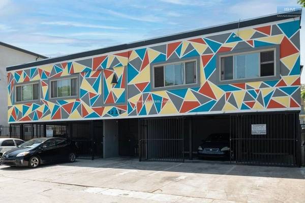 $2,595 / 2br - LED lighting, Upgraded Kitchens, Laundry On-Site (1222 West 39th Street, Los Angeles, CA)63840114801921124