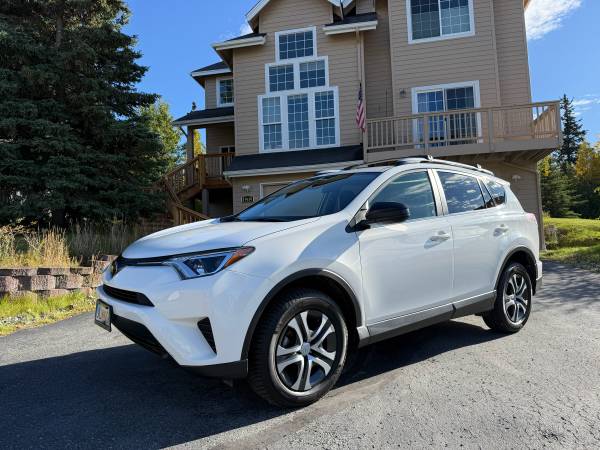 2018 TOYOTA RAV4   24,911 MILES LOW MILES 1
