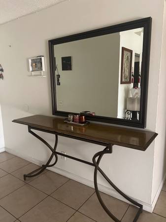 Table with mirror 1