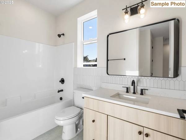 $1,000 / 3br - 1127ft2 - Seeking roommate: Oct. 1 - April 1 (Sunnyside)63820824577665123