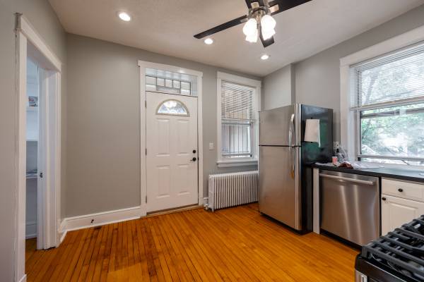 $1,950 / 2br - LARGE 2 Bed in HEART of Roscoe Village! FREE Heat | Parking Available! (Roscoe Village)63959878703107123