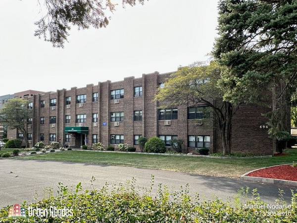 $2,050 / 1br - 700ft2 - Radiant 1 Bedroom, 1 Bath in Highland Park, Available: 12/1/2025 (Highland Park)64041646764931120