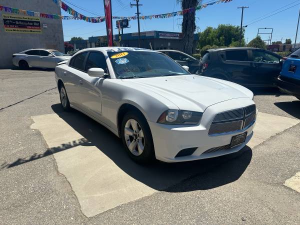 2011 Dodge Charger SE SEDAN (Financiamiento disponible) - $9.500 (Mchenry Auto Mart (Modesto, CA))63470781403011123