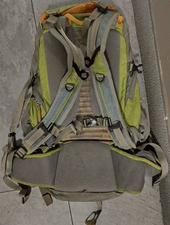 Mountain Hardware hiking camping biking Fluid 26 backpack back pack 1