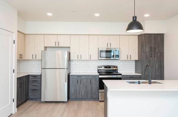 $2,719 / 2br - 1016ft2 - Encimeras de cuarzo, sala de relajación con estación de café gourmet (santa rosa)63824665770369124