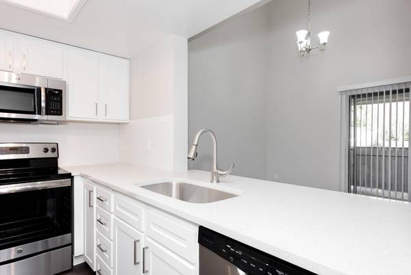 $1,497 / 2br - 950ft2 - Piscina reluciente, suelos tipo madera, spa de relajación (Clackamas)63831464666881120