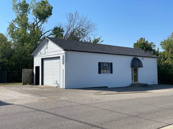 $700 / 1br - 1200ft2 - Office w/Shop Area for Rent (Shawnee)63670520181889120
