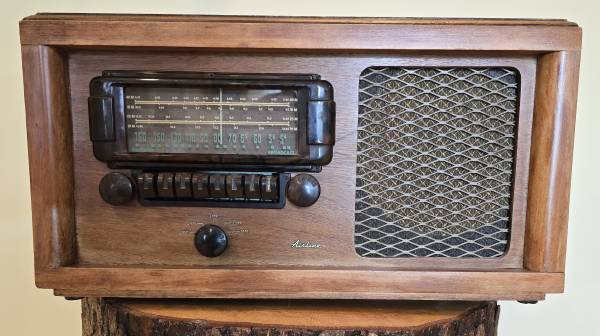 Vintage 1946 Wards Airline AM Broadcast and Shortwave radio receiver 1