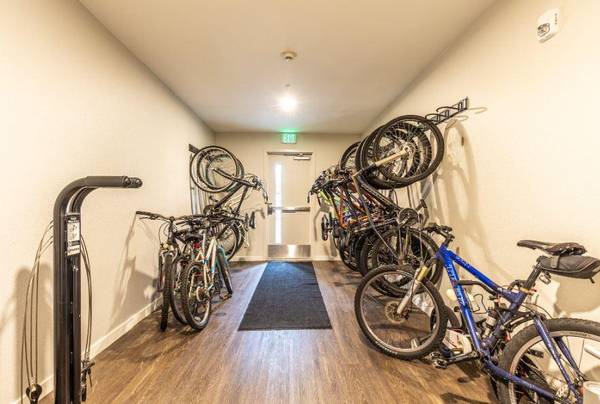 $1,779 / 2br - 990ft2 - Sunny & Cozy 2-Bed, 1-Bath Available NOW! (Fisher's Landing)63672601081091124