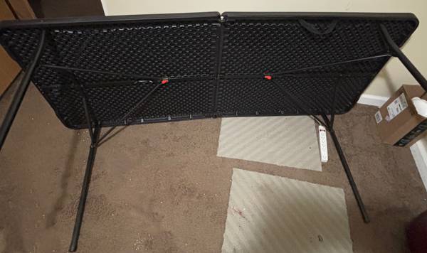 6ft Folding table, Resin Top with Metal folding Legs, VGC - $35 (Loganville)63470456129539121